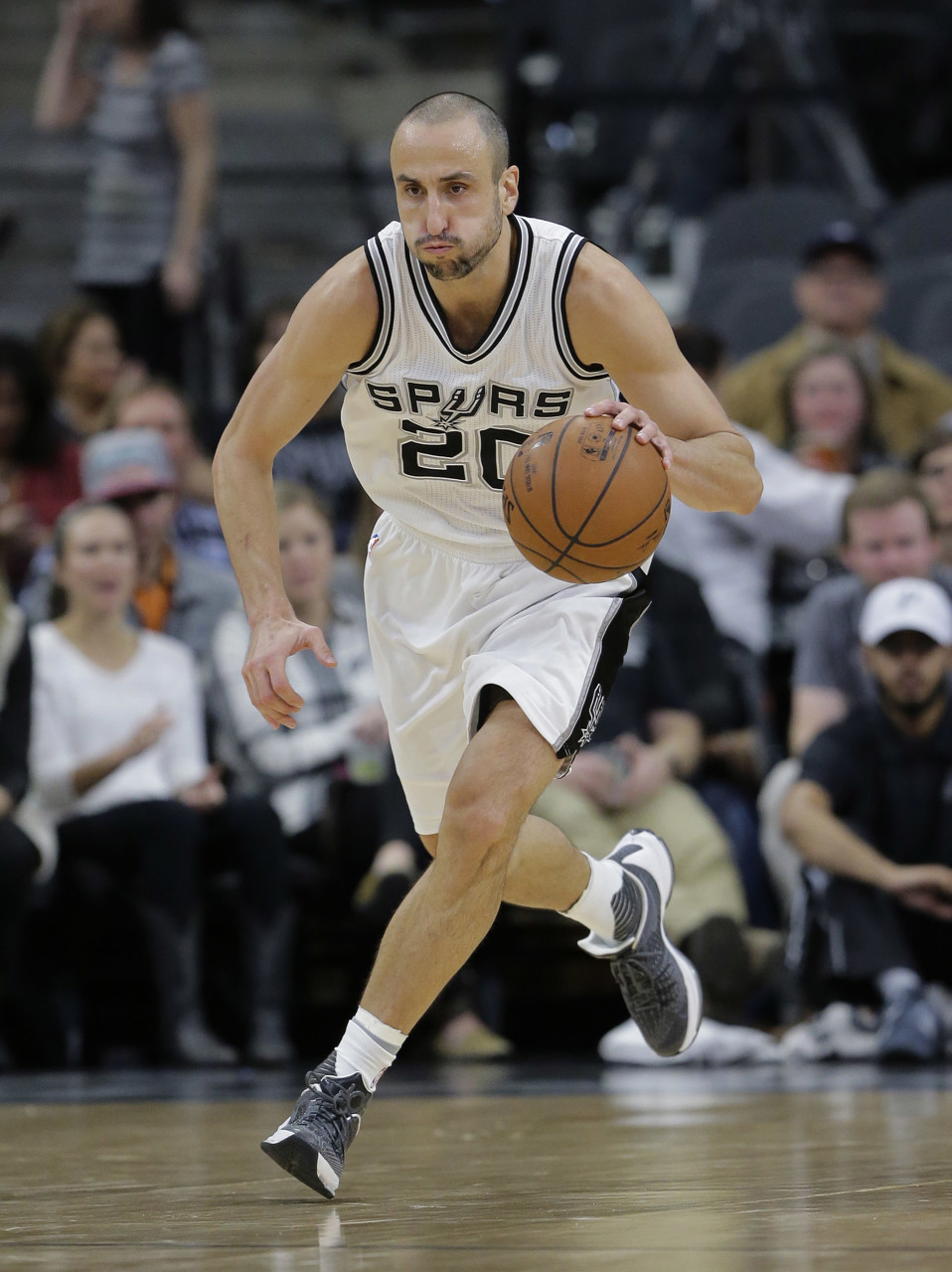 乐竞体育app-克6:最难防守的国际球员是吉诺比利 他运球时的步伐相当大